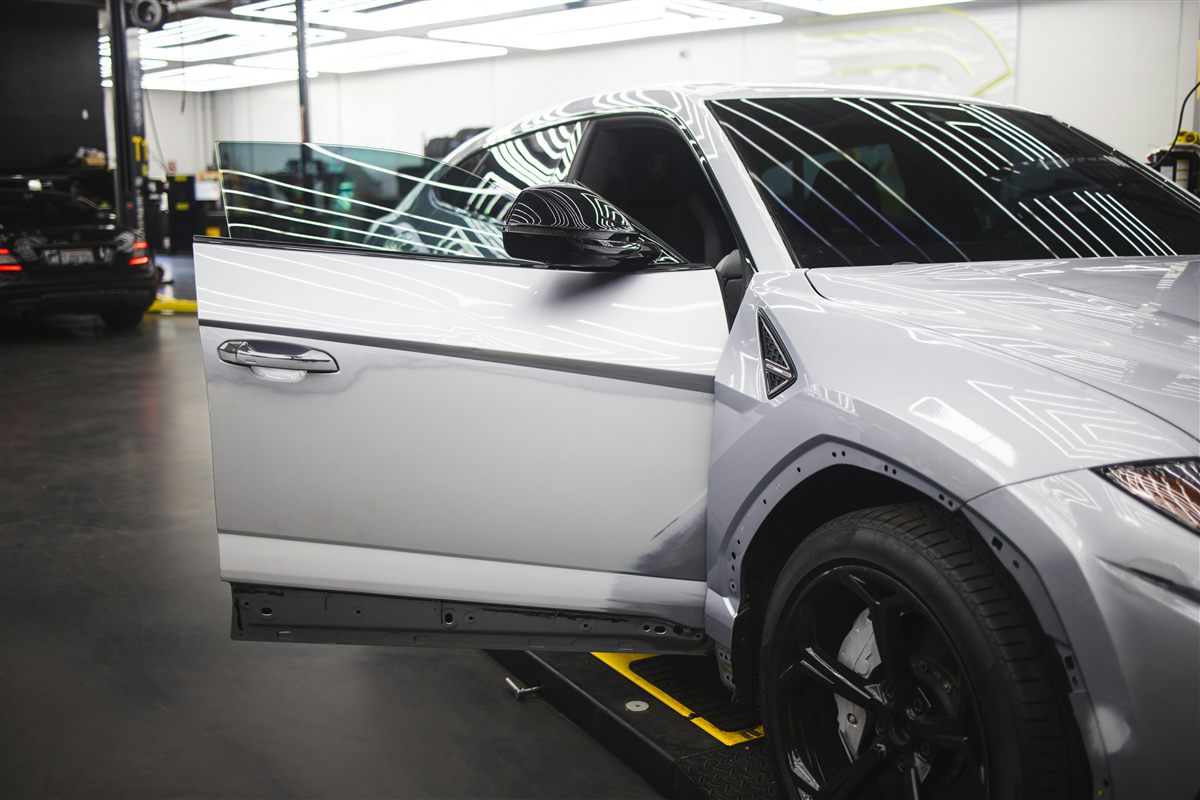 Vehículo en reparación de carrocería dentro de un taller