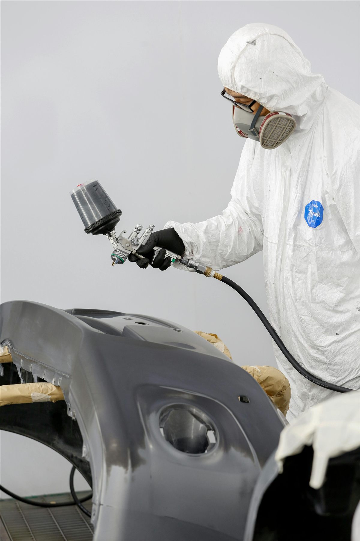 Aplicación de pintura automotriz con pistola de spray